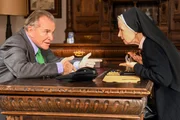 Agnes (Emanuela von Frankenberg) zeigt W&ouml;ller (Fritz Wepper) den unterschriebenen Vertrag.