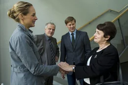 Prof. Evert verspricht Annette, sich f&uuml;r die Rekonstruktion der Stasi-Akten einzusetzen (Sophie von Kessel, Bernhard Sch&uuml;tz, Markus Mittermeier, Katharina Thalbach, v.l.)