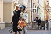 Schwester Lela (Denise M&rsquo;Baye, li.) und Yola (Joana Adu-Gyamfi) werden von Mark und seinen Freunden angep&ouml;belt.