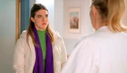 Valerie (l. Maike Johanna Reuter) gerät in Panik: Nach Simons Dialyse ist er spurlos aus seinem Krankenzimmer verschwunden. Und Britta (r. Jelena Mitschke) darf ihr ohne Trauschein keinerlei Infos geben. Valerie (l. Maike Johanna Reuter) gerät in Panik: Nach Simons Dialyse ist er spurlos aus seinem Krankenzimmer verschwunden. Und Britta (r. Jelena Mitschke) darf ihr ohne Trauschein keinerlei Infos geben.