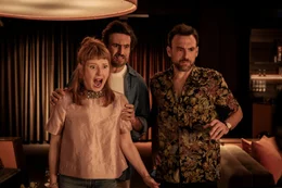 Anya (Sarah Bauerett, l.), Marc (Tom Beck, M.) und Gianluca (Beniamino Brogi, r.) sehen eine Katastrophe kommen.