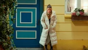 Valerie (Maike Johanna Reuter) ist am Limit. Kind, kranker Mann, Arbeit – sie trägt alles alleine, und gibt nach außen die Starke. Valerie (Maike Johanna Reuter) ist am Limit. Kind, kranker Mann, Arbeit – sie trägt alles alleine, und gibt nach außen die Starke.