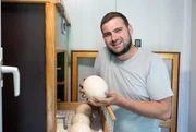 Auf dem Hof im Teutoburger Wald von heutigen Gastgeber Nils M&ouml;ller dreht sich alles um die gr&ouml;&szlig;ten V&ouml;gel der Welt. Die Idee, auf der alten Hofstelle seines Gro&szlig;vaters Strau&szlig;e zu halten und zu z&uuml;chten, kam dem 33-J&auml;hrigen vor acht Jahren am Lagerfeuer. Der gelernte Agrarservice-Fachmann entdeckte auf Reisen in der Welt Emus und Strau&szlig;e, die ihn direkt faszinierten. Nils M&ouml;ller mit einem Strau&szlig;en-Ei.