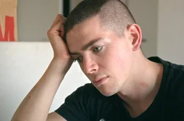 Anteks homophobes Gesellschaftsbild ger&auml;t ins Wanken, als er sich mit Liebe und Identit&auml;t auseinandersetzt.