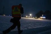 Ein Hubschrauberarzt läuft schnell zum Unfallort. Ein Hubschrauberarzt läuft schnell zum Unfallort.