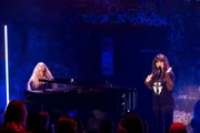 Das Musikduo „Suchtpotenzial“ ist zu Gast in dieser Spezialfolge der „Happy Hour“, moderiert von Teresa Reichl Das Musikduo „Suchtpotenzial“ ist zu Gast in dieser Spezialfolge der „Happy Hour“, moderiert von Teresa Reichl