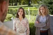 Die Schwestern Catrin (Cornelia Gröschel, r.) und Maja (Sonja Gerhardt, M.) werden von ihrem Vater (Götz Schubert) im Garten der Balaton-Residenz zurechtgewiesen. Die Schwestern Catrin (Cornelia Gröschel, r.) und Maja (Sonja Gerhardt, M.) werden von ihrem Vater (Götz Schubert) im Garten der Balaton-Residenz zurechtgewiesen.