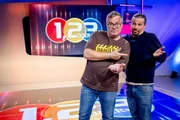 Ob tödliche Tiere oder matschige Moore – Elton geht keiner Gefahr aus dem Weg. An seiner Seite: Tommy Scheel, ein Profi für spektakuläre Experimente. Ob tödliche Tiere oder matschige Moore – Elton geht keiner Gefahr aus dem Weg. An seiner Seite: Tommy Scheel, ein Profi für spektakuläre Experimente.