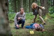 Fundort im Wald: Hauptkommissar Robert Winkler (Kai Scheve, l.) und Rechtsmedizinerin Charlotte von Sellin (Adina Vetter, r.) versuchen den Mord an Katja Hartmann (Odine Johne) aufzukl&auml;ren.