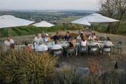Die lange Tafel mit den Protagonistinnen und Protagonisten am Gaisberg Die lange Tafel mit den Protagonistinnen und Protagonisten am Gaisberg