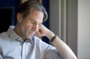 Noch ahnt Richard Ratcliffe (Joseph Fiennes) nicht, was seiner Frau widerfährt und hofft, dass alles nur ein Missverständnis ist. Noch ahnt Richard Ratcliffe (Joseph Fiennes) nicht, was seiner Frau widerfährt und hofft, dass alles nur ein Missverständnis ist.