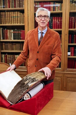 Historiker Jacques Dalarun mit einer der &auml;ltesten Franziskus-Handschriften