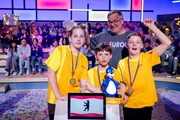 Das gelbe Team aus Hennigsdorf/Berlin freut sich über den Pokal. Das gelbe Team aus Hennigsdorf/Berlin freut sich über den Pokal.