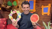 Juri gestaltet einen Obstkranz und schaut, wie Fr&uuml;chte von innen aussehen.
