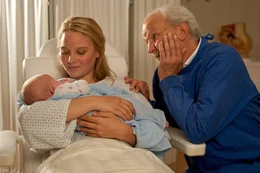 Nele (Sonja Gerhardt) und Opa Thomas (Michael Gwisdek) freuen sich &uuml;ber das Baby.