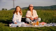 Drau&szlig;en ist es warm, die Sonne scheint und die Wiesen sind gr&uuml;n. F&uuml;r Annika und Christina ist es Zeit f&uuml;r ein Picknick!