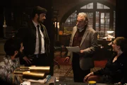 Inspector Ikmen (Haluk Bilginer, 2. v. r.) mit seinem Team: Mehmet Suleyman (Ethan Kai, 2. v. l.), Ayse Farsakoglu (Yasemin Kay Allen, r.) und IT-Spezialist Tarik (Erol Afsin, l.). Inspector Ikmen (Haluk Bilginer, 2. v. r.) mit seinem Team: Mehmet Suleyman (Ethan Kai, 2. v. l.), Ayse Farsakoglu (Yasemin Kay Allen, r.) und IT-Spezialist Tarik (Erol Afsin, l.).