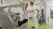 Fast jeder Erwachsene in Deutschland hat schon einmal Rückenschmerzen gehabt. Experten empfehlen generell mindestens 2 x 30 Minuten Krafttraining pro Woche. Fast jeder Erwachsene in Deutschland hat schon einmal Rückenschmerzen gehabt. Experten empfehlen generell mindestens 2 x 30 Minuten Krafttraining pro Woche.