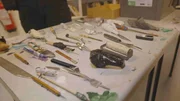 Bei den Zellendurchsuchungen werden immer wieder selbstgebaute Waffen und andere ungewöhnliche Gegenstände gefunden. Bei den Zellendurchsuchungen werden immer wieder selbstgebaute Waffen und andere ungewöhnliche Gegenstände gefunden.