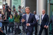 Harry verlässt den Obersten Gerichtshof nach seinem Sieg gegen die Mirror Group. Harry verlässt den Obersten Gerichtshof nach seinem Sieg gegen die Mirror Group.