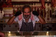 Dorfmetzger Luka (Gerald Kyd) ist immer für einen Spaß zu haben. Dorfmetzger Luka (Gerald Kyd) ist immer für einen Spaß zu haben.