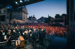 Das kostenlose Open-Air-Konzert der Tschechischen Philharmonie macht klassische Musik einem gro&szlig;en, vielf&auml;ltigen Publikum zug&auml;nglich.