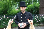 Der Schornsteinfeger (Oliver Mommsen) legt die Erdmännchen rein. Der Schornsteinfeger (Oliver Mommsen) legt die Erdmännchen rein.