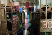 Bis zu zehn Insassen teilen sich eine etwa zwanzig Quadratmeter große Zelle im Hochsicherheitsgefängnis von Cebu City – und nur eine Toilette. Die Zellen sind eng, überfüllt und die hygienischen Zustände oft mangelhaft. Bis zu zehn Insassen teilen sich eine etwa zwanzig Quadratmeter große Zelle im Hochsicherheitsgefängnis von Cebu City – und nur eine Toilette. Die Zellen sind eng, überfüllt und die hygienischen Zustände oft mangelhaft.