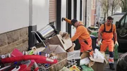 Immer wieder rückt die Müllabfuhr zu großen Einsätzen aus, weil sich in Wehringhauser Häusern sehr viel Müll ansammelt, der entsorgt werden muss. Immer wieder rückt die Müllabfuhr zu großen Einsätzen aus, weil sich in Wehringhauser Häusern sehr viel Müll ansammelt, der entsorgt werden muss.
