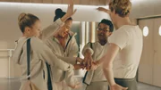 Ines (Eubha Akilade, 2.v.l.), Dash (Hiran Abeysekera, 3.v.l.) und Jeff (Castle Rock Peters, r.) sind begeistert von Lenas (Jessica Lord, l.) Idee, einen vom Barock inspirierten historischen Tanz aufzuführen. Ines (Eubha Akilade, 2.v.l.), Dash (Hiran Abeysekera, 3.v.l.) und Jeff (Castle Rock Peters, r.) sind begeistert von Lenas (Jessica Lord, l.) Idee, einen vom Barock inspirierten historischen Tanz aufzuführen.