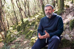 Der Theologe, Autor und franziskanische Terziar Jan Frerichs organisiert spirituelle Auszeiten in der Natur.