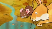 Die kleine Feldmaus und der kleine braune Hase beobachten Ahornsamen im Wasser. Die kleine Feldmaus und der kleine braune Hase beobachten Ahornsamen im Wasser.