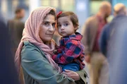 Die kleine Gabriella (Ella Varavipour) bleibt auf dem Arm ihrer iranischen Großmutter (Behi Djanati Atai) zurück, als Nazanin am Flughafen Teheran verhaftet wird. Die kleine Gabriella (Ella Varavipour) bleibt auf dem Arm ihrer iranischen Großmutter (Behi Djanati Atai) zurück, als Nazanin am Flughafen Teheran verhaftet wird.