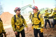 Jordan Calloway als Jake Crawford und Kevin Alejandro als Manny Perez in FIRE COUNTRY.