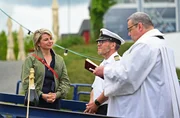 Moderatorin Sabine Heinrich reist einmal quer durch den Westen und trifft zum Tour-Auftakt am Rursee Kapitän Klaus Blumberg (Mitte) und Pastor Michael Stoffels (r). Moderatorin Sabine Heinrich reist einmal quer durch den Westen und trifft zum Tour-Auftakt am Rursee Kapitän Klaus Blumberg (Mitte) und Pastor Michael Stoffels (r).