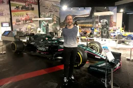 Der bekennende Autofan Felix Klieser nutzt seinen Englandaufenthalt, um sich einen Kindheitswunsch zu erf&uuml;llen: den Besuch der legend&auml;ren Formel-1-Rennstrecke in Silverstone.