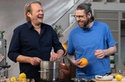 Björn Freitag (l) und Philipp Vogel entwickeln gemeinsam ein Dessert. Ganz ohne Rezept. Dafür mit viel Spaß und Tipps zum Nachkochen. Björn Freitag (l) und Philipp Vogel entwickeln gemeinsam ein Dessert. Ganz ohne Rezept. Dafür mit viel Spaß und Tipps zum Nachkochen.