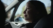 Marielle (Laeni Geiseler) gibt Wort für Wort ein Gespräch zwischen Julia und einer Kollegin wieder. Marielle (Laeni Geiseler) gibt Wort für Wort ein Gespräch zwischen Julia und einer Kollegin wieder.