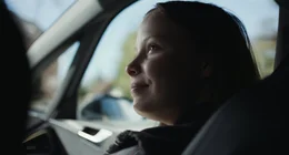 Marielle (Laeni Geiseler) gibt Wort f&uuml;r Wort ein Gespr&auml;ch zwischen Julia und einer Kollegin wieder.