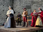 Anne Boleyn, gespielt von Aliona Baranova, wendet sich vor ihrer Hinrichtung an die Menge. Anne Boleyn, gespielt von Aliona Baranova, wendet sich vor ihrer Hinrichtung an die Menge.