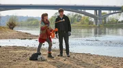 Leo Bucholz (Marius Bistritzky, r.) und Luna Glasner (Lotta Paulina, l.) wollen mit einem Magneten Dinge aus der Elbe fischen.