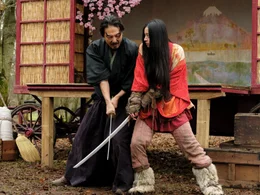Fujin (Takehiro Hira) weist seine Tochter Tornado (K&ocirc;ki,) in die Geheimnisse des Schwertkampfes ein.