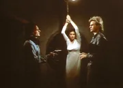 Murdoc (Michael des Barres, l.) hat Penny Parker (Teri Hatcher, M.) und MacGyver (Richard Deam Anderson, r.) in seiner Gewalt.