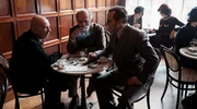 Redakteuer Heymann (Martin Wuttke, li.), Journalist Katelbach (Karl Markovics, Mitte), und Anwalt Litten (Trystan W. P&uuml;tter, re.) besprechen im Mutzbauer Caf&eacute; die politische Lage des Landes.