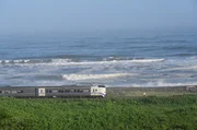 Mit dem Zug am Meer entlang: der Ozora-Express in der Nähe von Kushiro Mit dem Zug am Meer entlang: der Ozora-Express in der Nähe von Kushiro