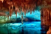 Die Cueva del Drac, die geheimnisvollen Drachenhöhlen, beherbergen den größten unterirdischen See Europas. Die Cueva del Drac, die geheimnisvollen Drachenhöhlen, beherbergen den größten unterirdischen See Europas.