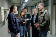 Ein ungew&ouml;hnlicher erster Tag f&uuml;r Dirk Trebbe (Simon B&ouml;er, r.): Kommissarin Jana Zschocke (Altine Emini, l.) liefert sich selbst ein. Sie soll einen Drogendealer ermordet haben. Kim Nowak (Amy Mu&szlig;ul, 2.v.l.), Moritz Brenner (Johannes Hendrik Langer, M.) und Ina Zimmermann (Melanie Marschke, 2.v.r.) verfolgen das Geschehen.