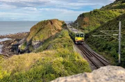 Ein besonders eindrucksvolles Streckenstück: Der Zug bahnt sich seinen Weg entlang der Klippen zwischen Greystones und Bray. Ein besonders eindrucksvolles Streckenstück: Der Zug bahnt sich seinen Weg entlang der Klippen zwischen Greystones und Bray.