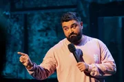 Der Stand-Up-Comedian Serdar Karibik ist zu Gast in dieser Spezialfolge der „Happy Hour“, moderiert von Teresa Reichl. Der Stand-Up-Comedian Serdar Karibik ist zu Gast in dieser Spezialfolge der „Happy Hour“, moderiert von Teresa Reichl.