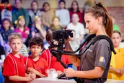 Kamerakind Valentina unterstützt das Aufnahmeteam im Studio. Kamerakind Valentina unterstützt das Aufnahmeteam im Studio.